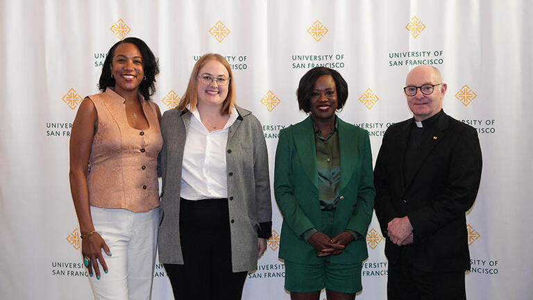 Viola Davis posing with USF leadership.