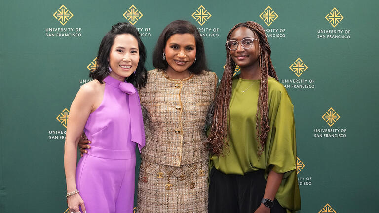 Mindy Kaling posing with Vicky Nguyen