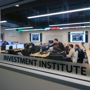 Instructor and students in Investment Lab.